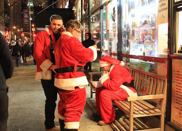 J&oacute;venes de Nueva York se lanzaron hoy, s&aacute;bado 10 de diciembre de 2016, a las calles para celebrar el tradicional SantaCon, una costumbre que se extiende por varios a&ntilde;os y que implica disfrazarse de Santa Claus e inundar bares de la ciudad hasta beber lo que el cuerpo aguante, en Nueva York