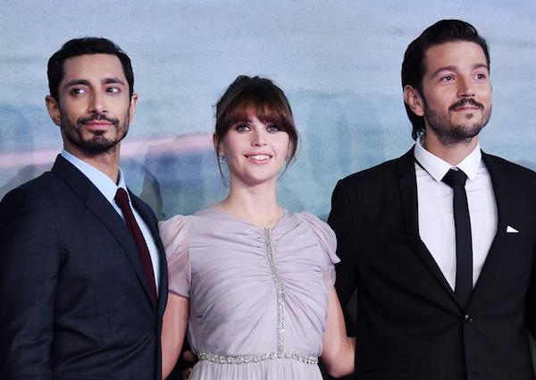 La actriz brit&aacute;nica Felicity Jones (c), el actor brit&aacute;nico Riz Ahmed (i) y el actor mexicano Diego Luna (d) posan a su llegada hoy, martes 13 de diciembre de 2016, al estreno de la pel&iacute;cula Rogue One: Una historia de Star Wars, 