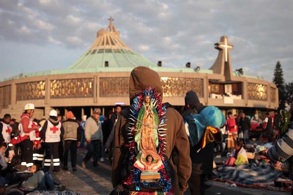 Fieles asisten hoy, lunes 12 de diciembre de 2016, a la Basílica de la Virgen de Guadalupe en Ciudad de México, para festejar los 485 años de su aparición al indígena Juan Diego.