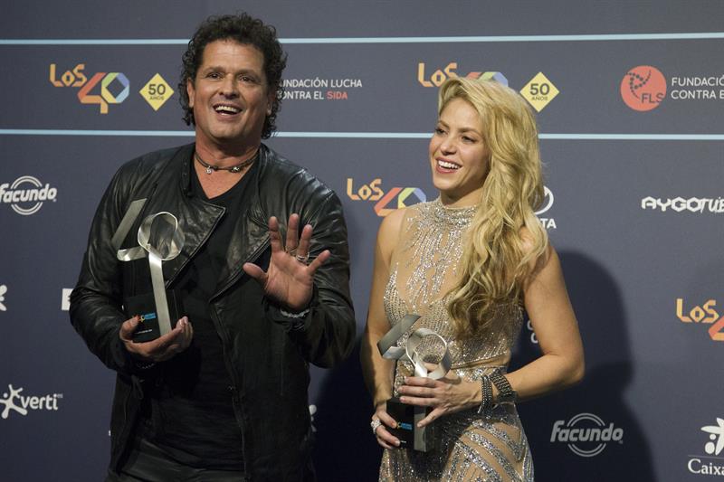 Los cantantes colombianos Shakira y Carlos Vives (i).