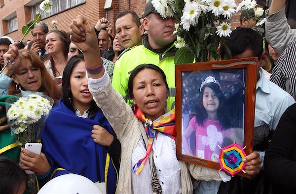 Un grupo de personas acompa&ntilde;a el f&eacute;retro de la ni&ntilde;a Yuliana Andrea Samboni Mu&ntilde;oz hoy, mi&eacute;rcoles 7 de diciembre de 2016, en Bogot&aacute; (Colombia). 
