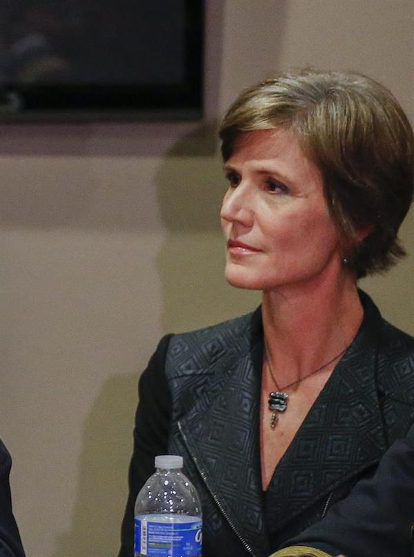 Fotograf&iacute;a de archivo fechada el 1 de diciembre de 2014 que muestra a la fiscal Sally Yates durante una reuni&oacute;n con el entonces fiscal general Eric Holder, en Atlanta, Georgia (EE.UU.). El presidente de Estados Unidos, Donald Trump, relev&oacute; del cargo a la hasta ahora fiscal general, Sally Yates, hoy, lunes 30 de enero de 2017, despu&eacute;s de que se negase a defender en los tribunales el veto a inmigrantes y refugiados impuesto por la Casa Blanca el pasado viernes. 