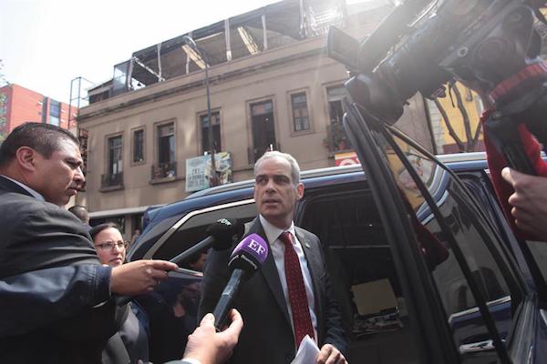  El embajador de Israel en M&eacute;xico, Jonathan Peled, habla con la prensa a su salida de la Secretar&iacute;a de Relaciones Exteriores 