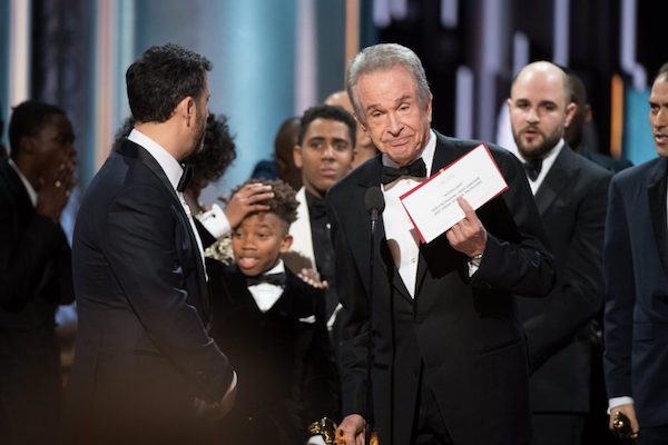 La 89 edici&oacute;n de los &Oacute;scar concluy&oacute; con un final esperp&eacute;ntico al anunciar Faye Dunaway y Warren Beatty, por error, que "La La Land" hab&iacute;a ganado el &Oacute;scar a la mejor pel&iacute;cula, cuando en realidad la vencedora era "Moonlight".