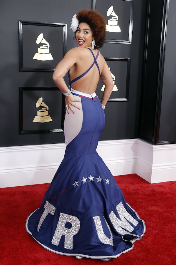 La cantante Joy Vila a su llegada a los 59 premios Grammy, en el Staples Center de Los &iexcl;ngeles, con un vestido en apoyo al presidente de EE.UU., Donald Trump. 