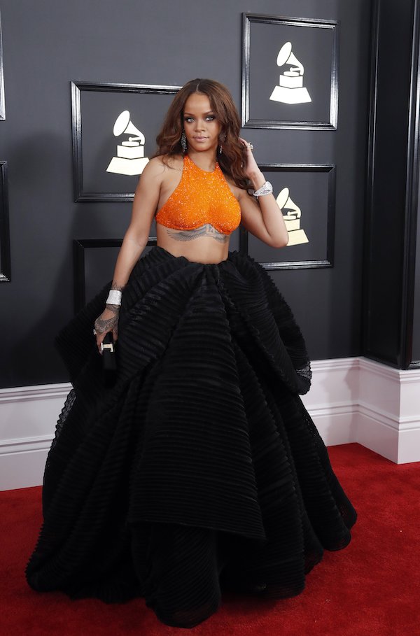 Rihanna a su llegada a los 59 premios Grammy, en el Staples Center de Los &Aacute;ngeles. 