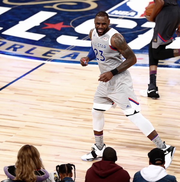 LeBron James ha hecho historia al ser el primer jugador en superar los 300 puntos en sus participaciones en los Partidos de las Estrellas. 