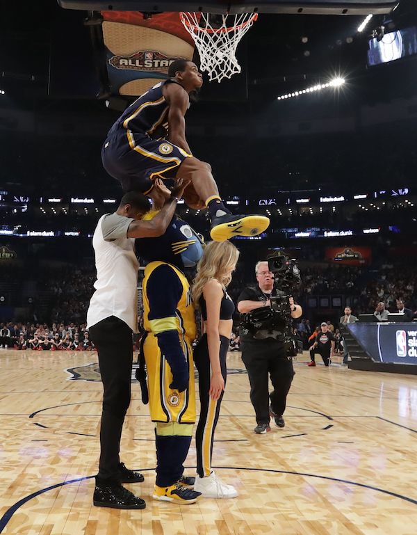 Glenn Robinson III en su acrob&middot;tico salto ante su compa&Ograve;ero Paul George, de la mascota de los Pacers y de una animadora del equipo, que le vali&Ucirc; el t&Igrave;tulo en el concurso de mates. 