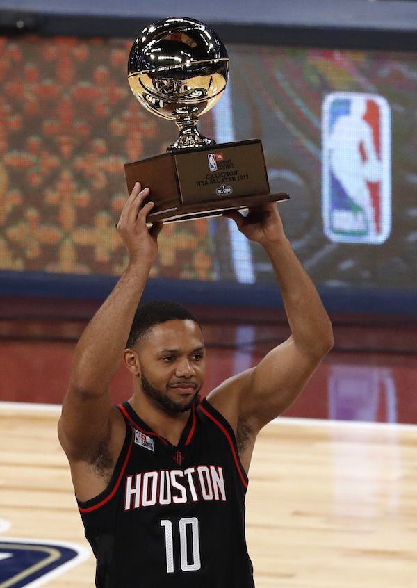 Eric Gordon levanta el trofeo de ganador del concurso de triples. 