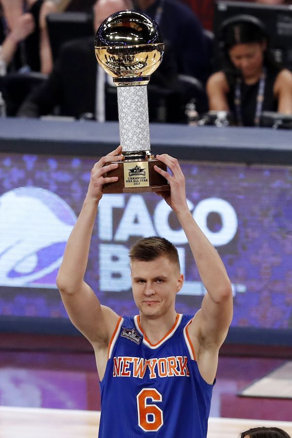 Kristaps Porzingis levanta el trofeo de ganador del concurso de habilidades, dentro del programa del Fin de Semana de las Estrellas de la NBA celebrado en el Smoothie King Center de Nueva Orleans.