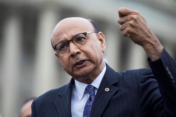 Khizr Khan, famoso por hablar contra Donald Trump en la Convención Nacional Demócrata, habla hoy, miércoles 01 de febrero de 2017, sobre la prohibición de inmigración del presidente estadounidense Donald Trump, a ciudadanos de siete países de mayoría musulmanes, en el Capitolio de Estados Unidos en Washington, DC,