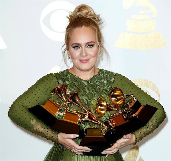 Adele se convierte a sus 28 años en la primera artista que logra hacerse con la victoria en las tres categorías principales del evento por segunda vez.