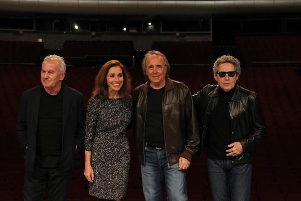 De izquierda a derecha, los cantantes españoles Víctor Manuel, Ana Belén, Joan Manuel Serrat y Miguel Rios, posan hoy, martes 21 de febrero de 2017, previo a una rueda de prensa ofrecida en Ciudad de México, donde presentan los conciertos de su gira "El gusto es nuestro, 20 años", una excusa para alargar la "fiesta" que es actuar juntos sobre el escenario. Los artistas llamaron hoy a los mexicanos a formar una "resistencia" que tome impulso desde la calle, frente a las políticas del presidente de Estados Unidos, Donald Trump.