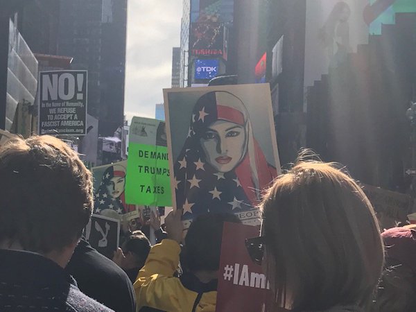 "Gracias a todos los que han organizado hoy #IAmAMuslimToo (#YoTambienSoyMusulmán)", aseguró la única hija del matrimonio Clinton en un mensaje publicado en su cuenta de Twitter junto a una imagen de la protesta.
