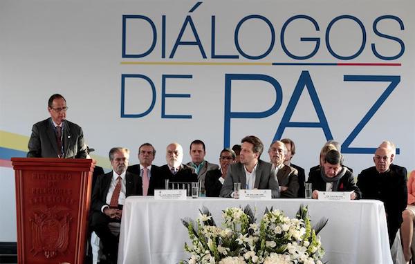 El Gobierno de Colombia con su jefe negociador, Juan Camilo Restrepo (i); y la guerrilla del Ejército Nacional de Liberación (ELN) con si jefe negociador, Pablo Beltran (d); participan junto al canciller de Ecuador, Guillaume Long (c), en la inauguración hoy, martes 7 de febrero de 2017, de la mesa de negociaciones que busca poner fin al conflicto que mantienen el ELN y el Gobierno de Colombia desde hace 52 años, en Quito.