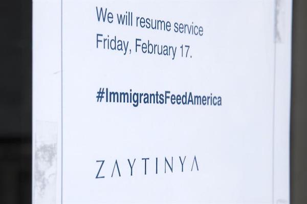 Vista del anuncio del restaurante 'Zaytinya', del chef Jose Andres, cerrado en solidaridad con la protesta 'D&iacute;a sin inmigrantes' en Washington, Estados Unidos, hoy 16 de febrero de 2017. Negocios de todo EEUU cerraron hoy por la protesta del "D&iacute;a sin inmigrantes", un espont&aacute;neo boicot contra la pol&iacute;ticas migratorias del presidente Donald Trump que ha contado con el apoyo de empresarios y vecinos en numerosos puntos del pa&iacute;s.
