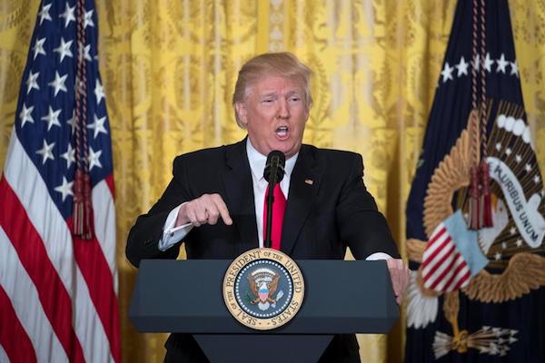 El presidente de Estados Unidos, Donald Trump, habla durante una conferencia de prensa hoy, jueves 16 de diciembre de 2017, en el salón este de la Casa Blanca, en Washington, DC.