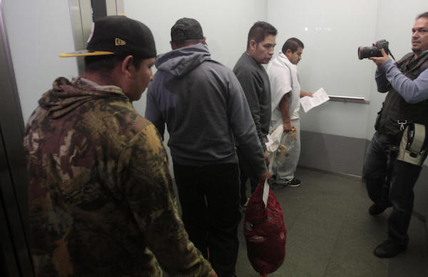 Guadalupe Olivas, el hombre que se suicid&oacute; arroj&aacute;ndose por un puente en la frontera entre Tijuana (M&eacute;xico) y EE.UU., dej&oacute; hu&eacute;rfanos a tres hijos y tem&iacute;a a la nueva Administraci&oacute;n del presidente Donald Trump, se&ntilde;alaron los familiares de la v&iacute;ctima. EFE/ARCHIVO