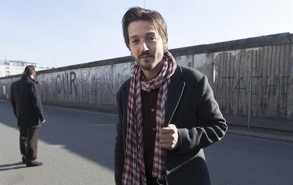 El actor mexicano Diego Luna participa en una protesta frente a una sección del antiguo Muro de Berlín (Alemania) hoy, 14 de febrero de 2017. Varios artistas protestaron hoy en contra el proyecto del presidente de Estados Unidos, Donald J. Trump, de construir un muro en la frontera de su país con México.