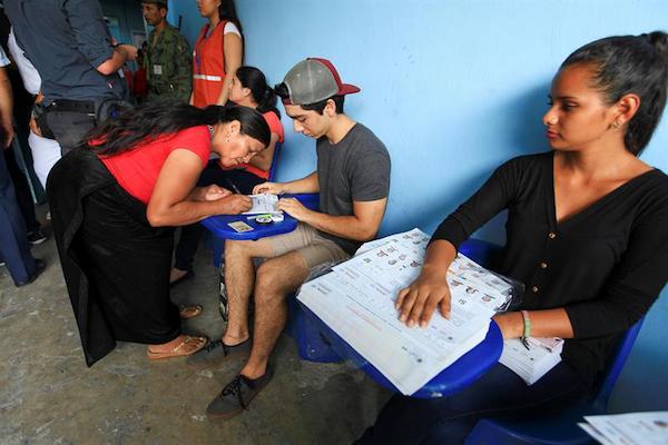  Ecuatorianos acuden a las urnas de votaci&oacute;n hoy, domingo 19 de febrero de 2017, en la ciudad de Guayaquil (Ecuador).