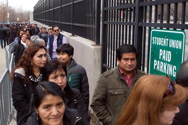 Cientos de residentes ecuatorianos en el &aacute;rea de Nueva York, concurren a las urnas instaladas en el Queens College, en el condado de Queens hoy, domingo 19 de febrero de 2017, en Nueva York. Un total de 105.238 ecuatorianos que viven en Estados Unidos est&aacute;n llamados hoy a votar en las elecciones generales de su pa&iacute;s que elegir&aacute;n al sucesor del actual presidente, Rafael Correa, 137 legisladores de la Asamblea Nacional y a cinco representantes al Parlamento Andino. 