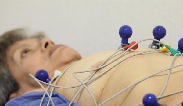 Una mujer se hace un electrocardiograma. EFE/Archivo 