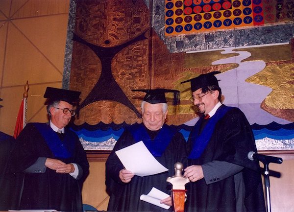 En 1999 la Universidad Andina Sim&oacute;n Bol&iacute;var le entreg&oacute; a Mons. Luis Alberto Luna Tobar el t&iacute;tulo de Doctor Honoris Causa y en el 2000 public&oacute; un compendio de sus art&iacute;culos. En la foto recibi&eacute;ndolo de manos del Fundador y entonces Rector Dr. Enrique Ayala, junto al Catedr&aacute;tico y profesor Ernesto Alb&aacute;n G&oacute;mez. 
