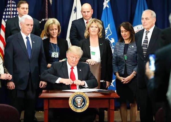 El 25 de Enero el Presidente Trump firm&oacute; la Orden Ejecutiva para &ldquo;Mejoras en la aplicaci&oacute;n de la Seguridad e Inmigraci&oacute;n Fronteriza&rdquo; junto al Secretario de Seguridad Nacional Kelly. Este es el documento base para toda la pol&iacute;tica migratoria vigente. 