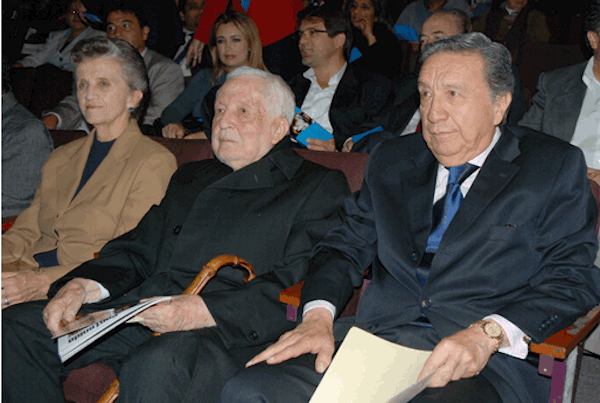 En el 2010 la Casa de la Cultura Ecuatoriana &ldquo;Benjam&iacute;n Carri&oacute;n&rdquo; le rindi&oacute; un homenaje nacional. En la gr&aacute;fica Mons. Luna junto al Dr. Marco Antonio Rodr&iacute;guez, Presidente de la instituci&oacute;n y a su otro extremo la Hermana Elsie Monge, defensora y activista de Derechos Humanos de larga y reconocida trayectoria.