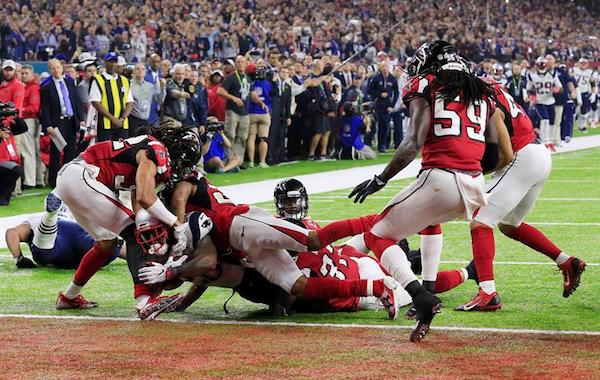  Si los Patriots de Nueva Inglaterra hicieron historia y incrementaron su leyenda con el quinto t&iacute;tulo de Super Bowl conseguido, su rivales perdedores, los Falcons de Atlanta, reconocieron que perdieron una oportunidad de oro y tambi&eacute;n pasaran a la historia como los grandes derrotados. 