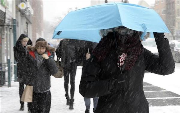 En medio de un tiempo primaveral, Nueva York se preparaba hoy para un descenso brusco de las temperaturas y para recibir este jueves un gran temporal de nieve. EFE/ARCHIVO