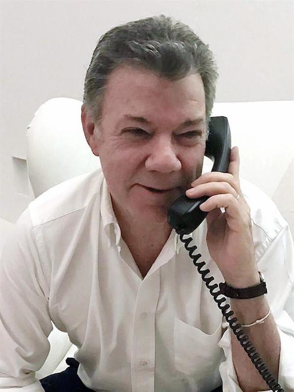 El presidente de Colombia Juan Manuel Santos conversa vía telefónica con el mandatario de Estados Unidos, Donald Trump hoy, sábado 11 de febrero de 2017, en Bogotá (Colombia). El presidente colombiano, Juan Manuel Santos, aseguró que su homólogo estadounidense, Donald Trump, lo invitó a la Casa Blanca y dijo querer hablar personalmente con él para mejorar las relaciones bilaterales.
