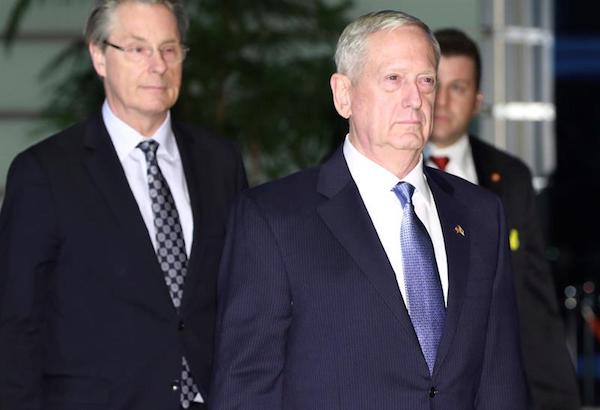 El secretario de Defensa de EE.UU., James Mattis (dcha).