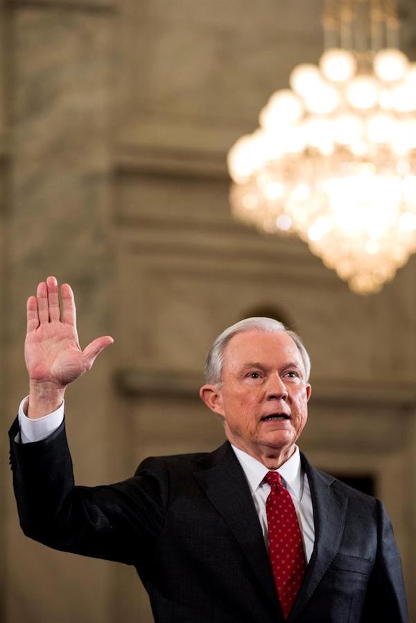 Fotograf&iacute;a de archivo del 10 de enero de 2017 del senador republicano por Alabama, Jeff Sessions, testificando durante su audiencia para aceptar su cargo como fiscal general en la Oficina administrativa federal en Washington.