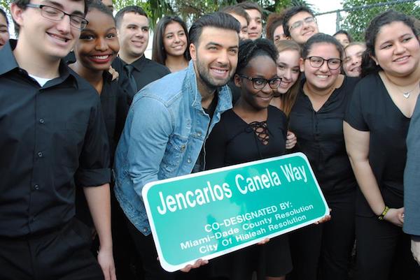 El cantante y actor cubano-estadounidense Jeancarlos Canela (c) posa con algunos estudiantes hoy, martes 21 de febrero de 2017, durante un acto para descubrir la placa en una calle que la ciudad de Hialeah, Florida.