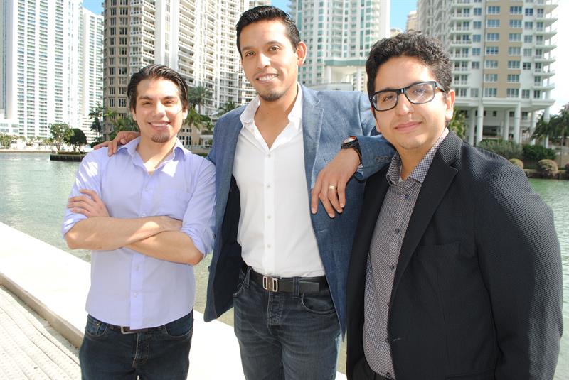 Fotograf&iacute;a del 5 de febrero de 2017, de izquierda a derecha, los hijos del m&uacute;sico mexicano Juan Gabriel: Hans (i), Iv&aacute;n (c) y Jean Aguilera (d), posando para Efe en Miami (Florida) donde hablaron sobre su situaci&oacute;n actual y del homenaje p&oacute;stumo que se realizar&aacute; a su padre en Toluca (M&eacute;xico) de parte de destacadas figuras de la m&uacute;sica latina.