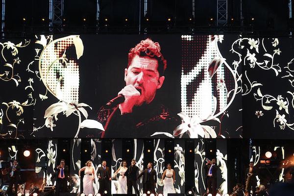 El cantante espa&ntilde;ol David Bisbal (c), participa hoy, s&aacute;bado 18 de febrero de 2017, en el concierto en homenaje al fallecido cantante y compositor mexicano Juan Gabriel, que se llev&oacute; a cabo en el Auditorio Pegasso en Toluca (M&eacute;xico). 