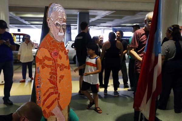Varias personas tratan de ver al independentista puertorrique&ntilde;o Oscar L&oacute;pez a su llegada hoy, jueves 9 de febrero 2017, al aeropuerto de la capital puertorrique&ntilde;a en el vuelo 784 de la compa&ntilde;&iacute;a American Airlines proveniente de la ciudad estadounidense de Charlotte, Carolina del Norte