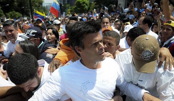 El dirigente opositor venezolano Leopoldo L&oacute;pez (c) camina acompa&ntilde;ado de seguidores antes de entregarse a miembros de la Guardia Nacional (GNB, polic&iacute;a militarizada) el 18 de febrero de 2014, en una plaza en Caracas (Venezuela). EFE/Archivo