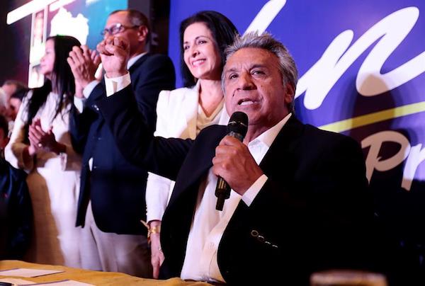 El candidato presidencial oficialista Len&iacute;n Moreno, habla al conocer una encuesta que lo da como ganador hoy, domingo 19 de febrero de 2017, en Quito (Ecuador).