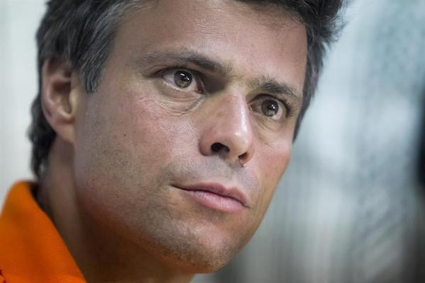 Fotograf&iacute;a de archivo del 12 de febrero de 2014 del opositor venezolano Leopoldo L&oacute;pez durante una rueda de prensa en la ciudad de Caracas (Venezuela). L&oacute;pez asegur&oacute; desde la c&aacute;rcel en una entrevista exclusiva con Efe que el considerado n&uacute;mero dos del chavismo, Diosdado Cabello, reconoci&oacute; poco antes de su detenci&oacute;n ante su esposa, Lilian Tintori, y sus padres que &eacute;l era "inocente" y que su situaci&oacute;n obedec&iacute;a a una "medida pol&iacute;tica". 