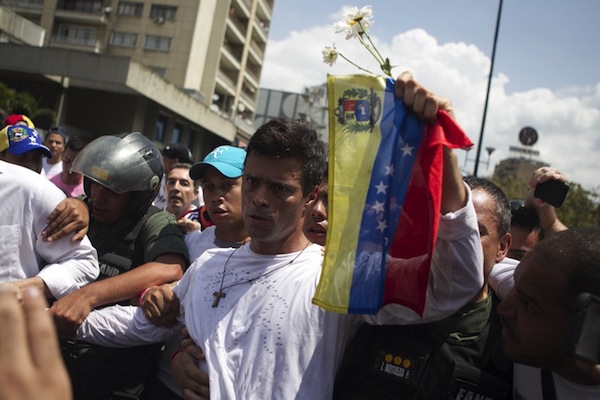 El dirigente opositor venezolano Leopoldo L&oacute;pez (c) el d&iacute;a de su entrega a miembros de la Guardia Nacional (GNB, polic&iacute;a militarizada).