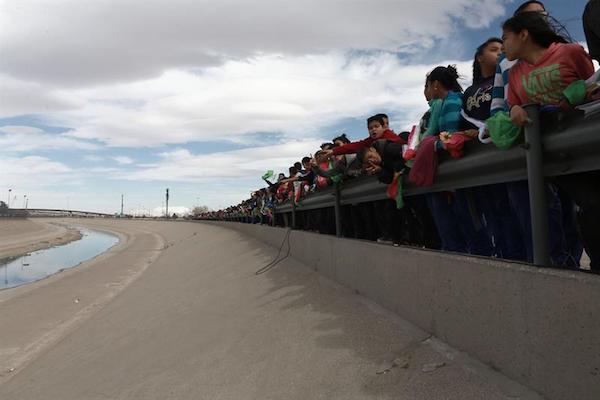 Ciudadanos y legisladores de todos los partidos pol&iacute;ticos protestan hoy, viernes 17 de febrero de 2017, en rechazo al muro del presidente estadounidense Donald Trump, en la l&iacute;nea fronteriza con El Paso (Texas, EE.UU.) en Ciudad Ju&aacute;rez (M&eacute;xico). 