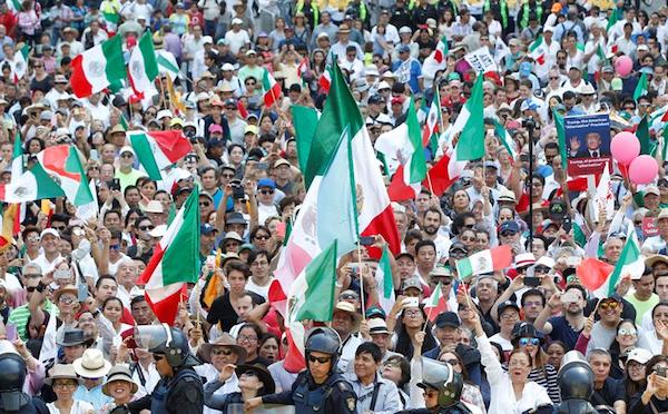 Manifestantes participan en un marcha hoy, domingo 12 de febrero de 2017, en Ciudad de México.