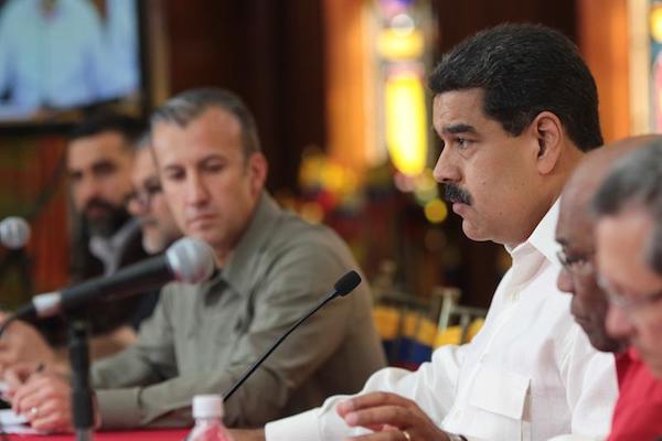 Fotograf&iacute;a cedida por la oficina de prensa del Palacio Miraflores del presidente de Venezuela, Nicolas Maduro (3d), junto al vicepresidente de Venezuela, Tareck El Aissami (3i), durante un acto de gobierno.