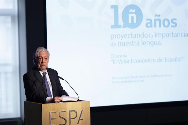 El Premio Nobel Mario Vargas Llosa, durante la conferencia que pronunci&oacute; en el acto de clausura del proyecto de la Fundaci&oacute;n Telef&oacute;nica "El valor econ&oacute;mico del espa&ntilde;ol", que ha sido presidido por los Reyes. 