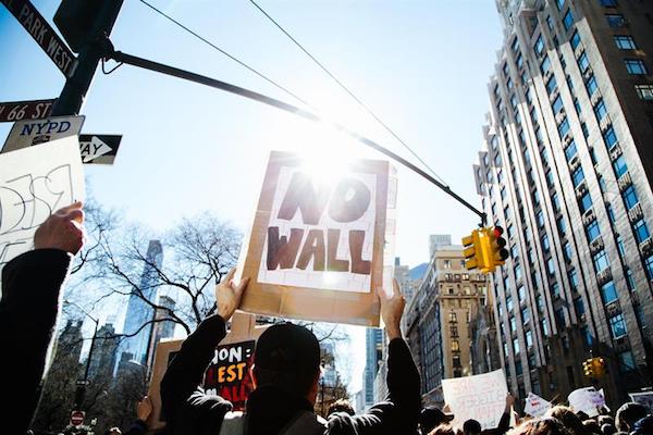 Personas con pancartas y banderas protestan contra el presidente de Estados Unidos Donald Trump, durante la manifestaci&oacute;n "No es mi Presidente" en Nueva York (Estados Unidos) hoy, lunes 20 de febrero de 2017.