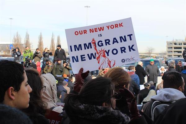  Varias personas se manifiestan en contra del veto migratorio del presidente de los Estados Unidos, Donald Trump, hoy, viernes 3 de febrero 2017, en el aeropuerto John F. Kennedy de Nueva York.