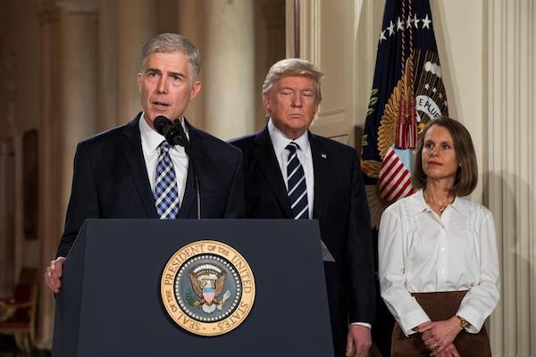 El nominado a la Suprema Corte, Neil Gorsuch, habla durante el anuncio por el presidente de los Estados Unidos, Donald Trump (d), hoy, martes 31 de octubre de 2017, en la Casa Blanca, en Washington, DC.