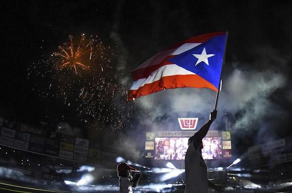 Jugadores de los Criollos de Caguas de Puerto Rico celebran el triunfo ante &Aacute;guilas de Mexicali de M&eacute;xico hoy, martes 7 de febrero de 2017, tras el partido de la final de la Serie del Caribe en Culiac&aacute;n (M&eacute;xico).